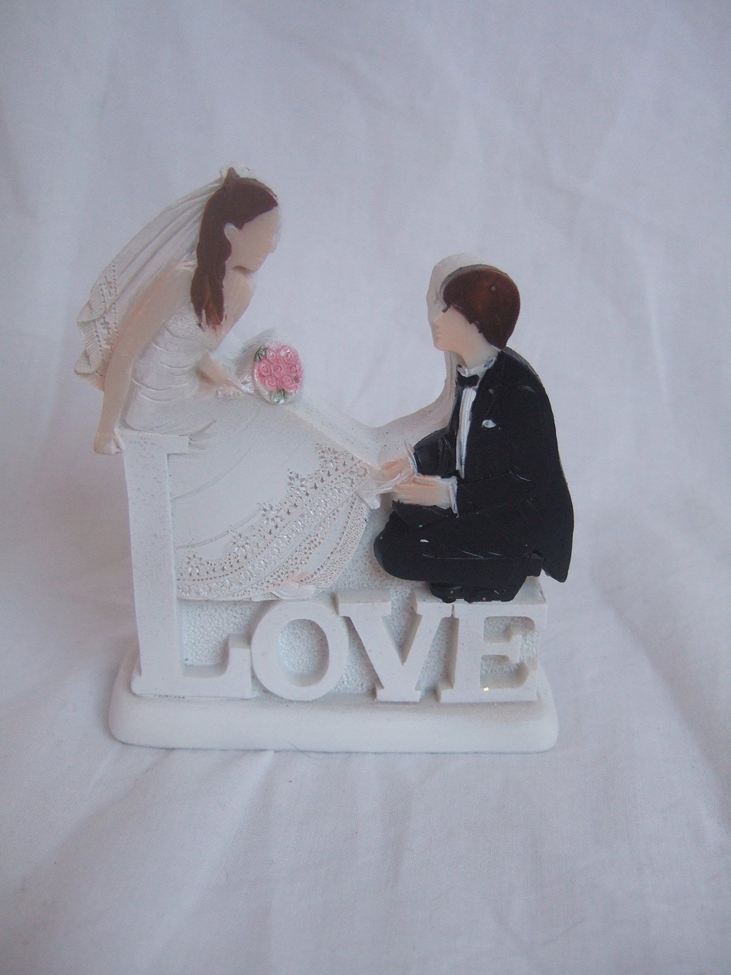 CLUB GREEN RESIN 2D WHITE LOVE B/GROOM SITTING 80X30X100MM, POLYRESIN, 16 x 11 x 13.5 cm