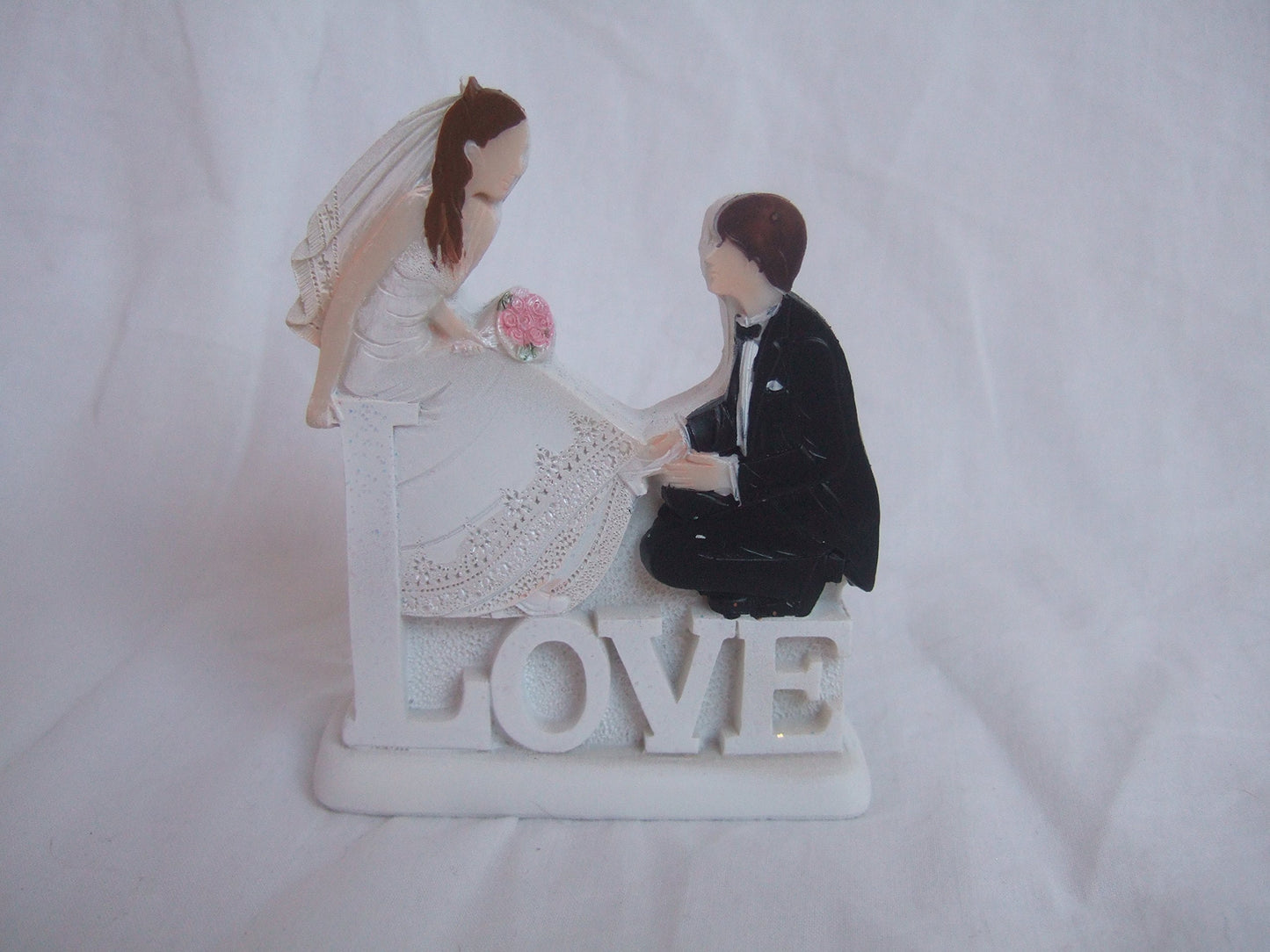 CLUB GREEN RESIN 2D WHITE LOVE B/GROOM SITTING 80X30X100MM, POLYRESIN, 16 x 11 x 13.5 cm