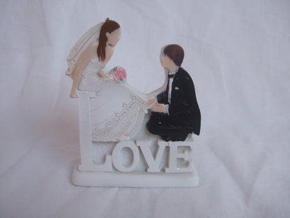 CLUB GREEN RESIN 2D WHITE LOVE B/GROOM SITTING 80X30X100MM, POLYRESIN, 16 x 11 x 13.5 cm