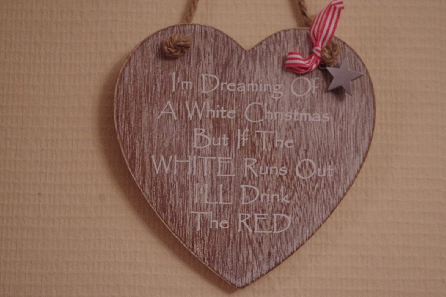 Shabby Chic Dreaming of a White Christmas But I'll drink The Red If The White Runs Out Sign - hanrattycraftsgifts.co.uk