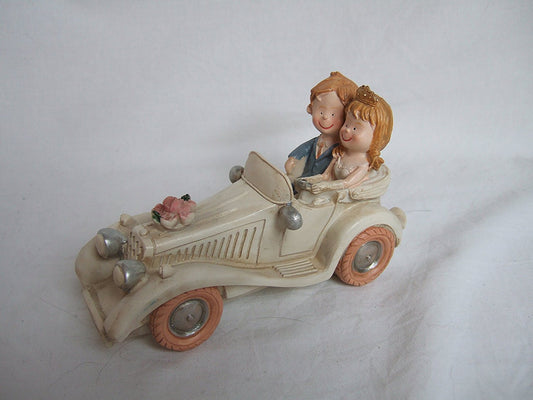 CLUB GREEN Resin Bride and Groom In Car, Ivory, 150 x 70 x 70 mm - hanrattycraftsgifts.co.uk