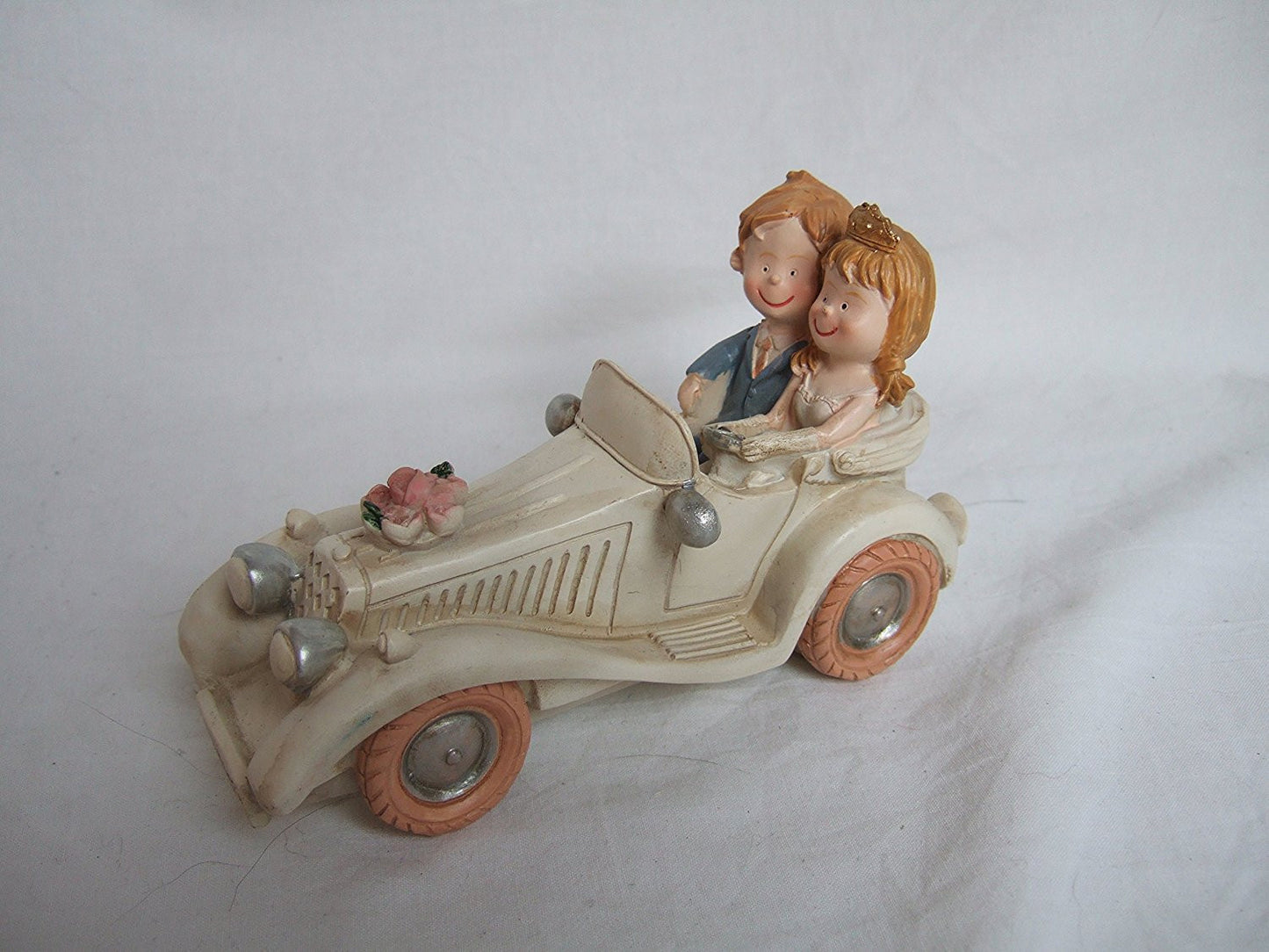 CLUB GREEN Resin Bride and Groom In Car, Ivory, 150 x 70 x 70 mm - hanrattycraftsgifts.co.uk