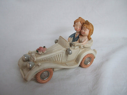 CLUB GREEN Resin Bride and Groom In Car, Ivory, 150 x 70 x 70 mm - hanrattycraftsgifts.co.uk