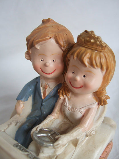 CLUB GREEN Resin Bride and Groom In Car, Ivory, 150 x 70 x 70 mm - hanrattycraftsgifts.co.uk