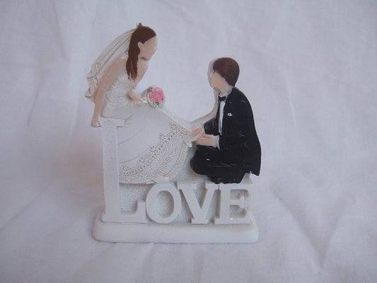 CLUB GREEN Resin 2D Love Bride and Groom Sitting, White, 80 x 30 x 100 mm - hanrattycraftsgifts.co.uk